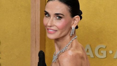 СВИ СЕ ПИТАЈУ ШТА СЕ ДЕШАВА СА ДЕМИ МУР? Један детаљ са црвеног тепиха забринуо фанове након што се појавила мршавија него икад! (ВИДЕО)