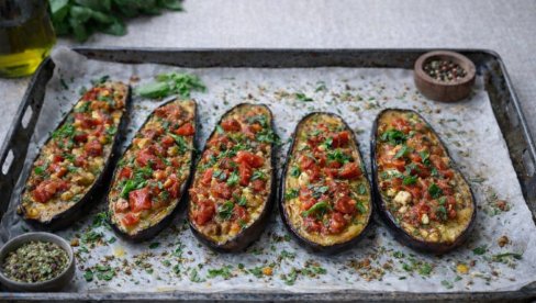 PEČENI PATLIDŽAN SA FETOM I PARADAJZOM: Mirisni, sočni i puni mediteranskog ukusa