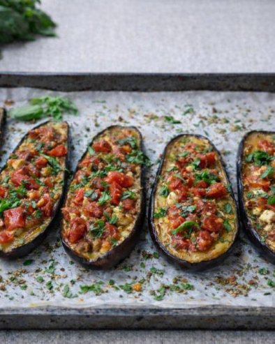 ПЕЧЕНИ ПАТЛИЏАН СА ФЕТОМ И ПАРАДАЈЗОМ: Мирисни, сочни и пуни медитеранског укуса