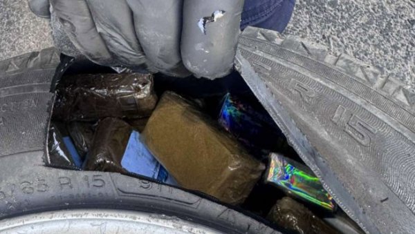 ХАШИШ И КОКАИН КРИО У РЕЗЕРВНОМ ТОЧКУ: Турчин ухваћен на Хоргошу са седам килограма дроге (Фото)