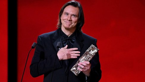 FANOVI NE VERUJU DA JE DŽIM KERI ZAISTA DŽIM KERI: Glumčev tim se oglasio nakon priča da je nagradu umesto njega preuzeo dubler?