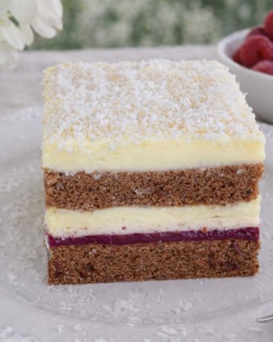 КРЕМАСТИ КОЛАЧ СА ШУМСКИМ ВОЋЕМ И ОРАСИМА: Једноставан за припрему, а неодољивог укуса