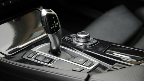 VOZITE AUTOMATIK? Evo šta znači B na menjaču i kada treba da ga koristite