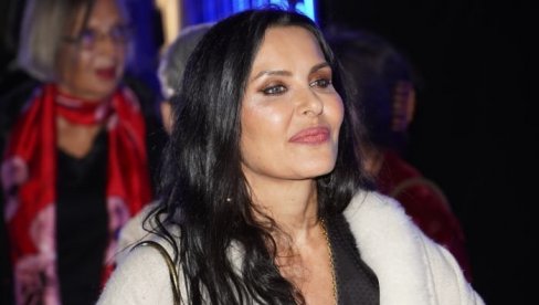 ЕЛЕНА КАРАМАН СНИМАЛА ДЕЧКА ДО ЈОЈ ЈЕ КУВАО: Уживају у потпуном рају, погледајте како изгледа њена кућа у Прованси (ФОТО)