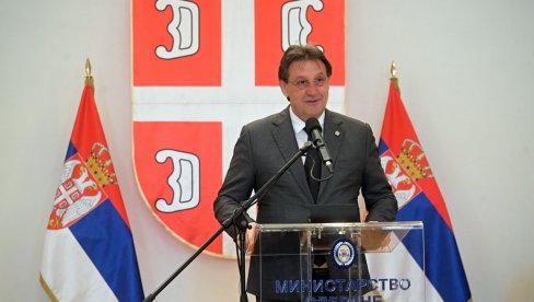 ЦВЕЋЕ И ЧЕСТИТКЕ ЗА ЛЕПШИ ПОЛ: Министар Гашић поводом Дана жена уручио поклоне припадницама система одбране