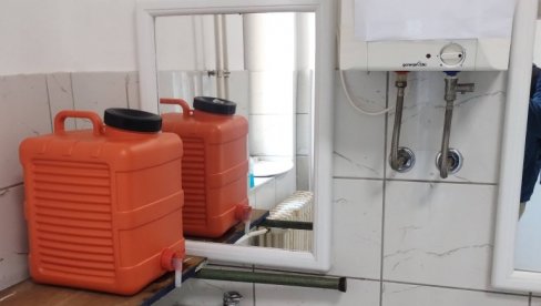 ВОДА У ПРАХОВУ ПОНОВО ЗА ПИЋЕ: Анализа узорака из јавног водовода показала исправност, али истрага није окончана