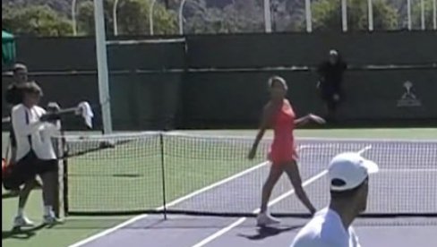 ŠTA ĆE REĆI JELENA?! Evo šta je Arina Sabelnka radila Novaku Đokoviću u Indijan Velsu (VIDEO)