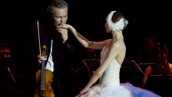 УДВОЈЕ НА ВРХОВИМА ПРСТИЈУ: Захарова и Рјепин у мају у Београду