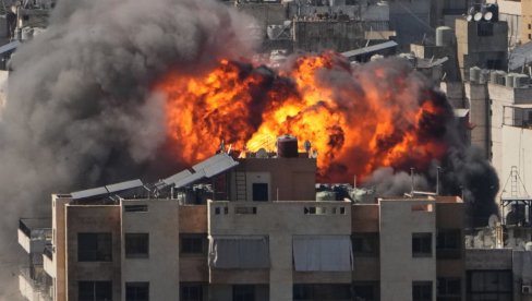 KRAJ RATA - KADA TRAMP KARAKETE I DRONOVI IZNAD UAE, BRODOVI GORE U ORMUSKOM MOREUZU: Bliski istok na ivici velikog rata (FOTO/VIDEO)