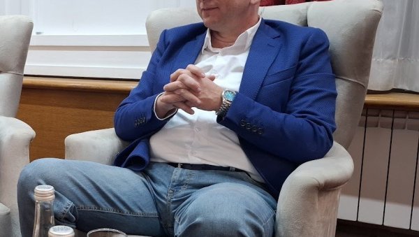 И ЖИВОТ ЗА МАНДАТ!: Политичар и књижевник Милан Кнежевић представио никшићкој публици књигу поезије