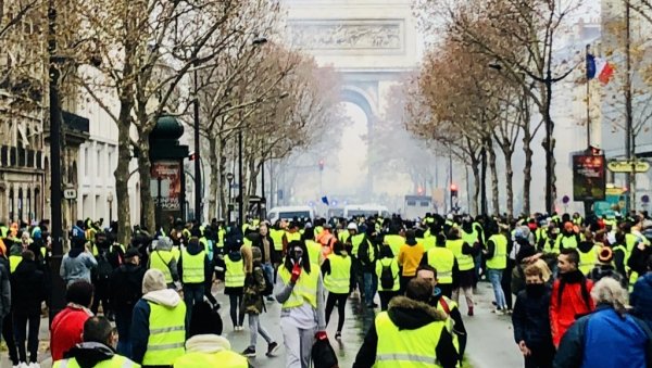 ПЕНДРЕЧИЛИ ПРСЛУКЕ МЕЂУ ХАМБУРГЕРИМА, ЗАВРШИЛИ НА СУДУ: Јавност подељења око суђења деветорици француских полицајаца који су тукли учес