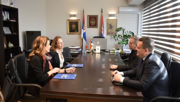 САРАДЊА НА ДИГИТАЛНОЈ ТРАНСФОРМАЦИЈИ ОБРАЗОВНОГ СИСТЕМА: Министар просвете  разговарао са директоркoм Британског савета