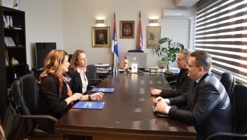 САРАДЊА НА ДИГИТАЛНОЈ ТРАНСФОРМАЦИЈИ ОБРАЗОВНОГ СИСТЕМА: Министар просвете  разговарао са директоркoм Британског савета