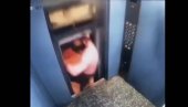 СМРТ ЗА ДЛАКУ: Хтео да изађе из лифта, једва остао жив - главом ударио у окно! Језив снимак кружи интернетом (ВИДЕО)