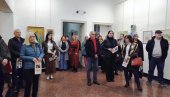 ŽENSKI “RUKOPIS“ SENZIBILNIJI: Izložba „Žene umetnice“ pred paraćinskom publikom (FOTO)