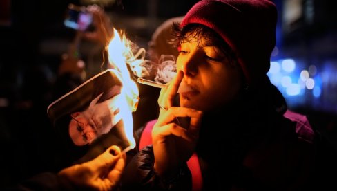 КО ИЗАЂЕ НА УЛИЦЕ БИЋЕ НЕПРИЈАТЕЉ, ДРЖИМО ПРСТЕ НА ОБАРАЧУ Шеф полиције Ирана поручио шта следи уколико буду нове демонстрације