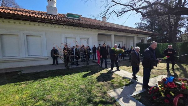 ДЕЛЕГАЦИЈА СРС НА ГРОБУ МИЛОШЕВИЋА: Помен некадашњем председнику Србије (ФОТО)