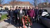 ODALI POŠTU SLOBODANU MILOŠEVIĆU: Funkcioneri i članovi Pokreta socijalista Aleksandra Vulina na grobu nekadašnjeg predsednika Srbije (FOTO)