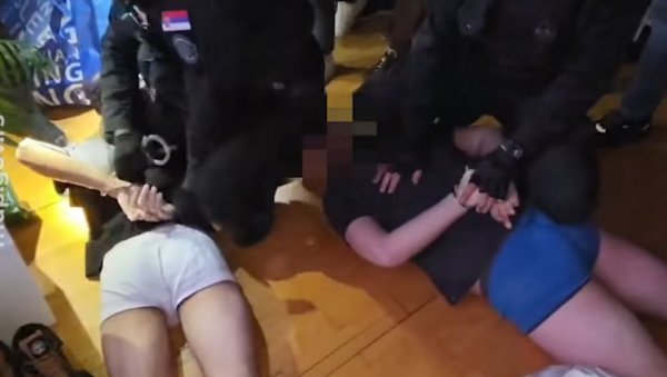 НЕВЕРОВАТНО ХАПШЕЊЕ У БЕОГРАДУ ЗБОГ ПРИНУДЕ: Терали мушкарца да сними видео и објави, пали у доњем вешу (ВИДЕО)