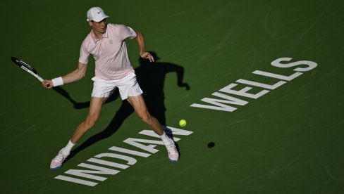 СИНЕР ИЗГУБИО ЖИВЦЕ: Италијан ушао у расправу са навијачима, судија морао да сиђе са столице (ВИДЕО)