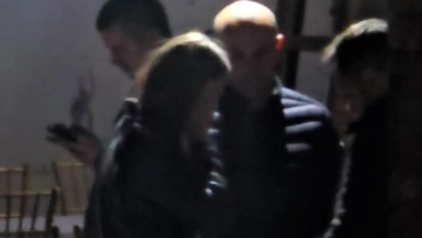 АЛЕКСАНДРА ПРИЈОВИЋ СТИГЛА КОД ПОРОДИЦЕ ЛАЗИЋ У БРЕСТАЧ: Сломљена од бола пришла Дарку и загрлила га (ФОТО)