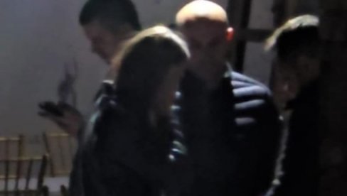 АЛЕКСАНДРА ПРИЈОВИЋ СТИГЛА КОД ПОРОДИЦЕ ЛАЗИЋ У БРЕСТАЧ: Сломљена од бола пришла Дарку и загрлила га (ФОТО)