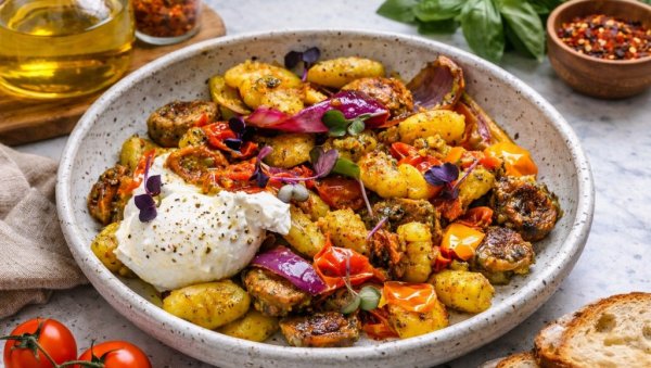 ЊОКЕ СА ПЕСТОМ И БУРАТОМ: Брз и укусан оброк за радну недељу