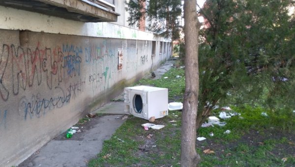 САМО ЈЕ ИЗБАЦИО КРОЗ ПРОЗОР? Ружна слика у Пожаревцу, стара веш-машина у подножју стамбене зграде
