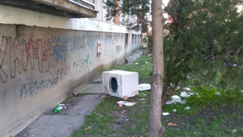 SAMO JE IZBACIO KROZ PROZOR? Ružna slika u Požarevcu, stara veš-mašina u podnožju stambene zgrade