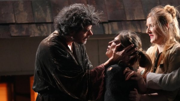 АНГЕЛА- ИЗГУБЉЕНИ СИН БАЛКАНА: Премијера текста Дејана Дуковског Црно злато у режији Оливера Фрљића у Београдском драмском позоришту