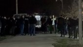 У БРЕСТАЧ СТИГЛО ТЕЛО ДРАГАНА ЛАЗИЋА Крици одзвањају имањем: Дарко и мајка Бранка уништени од туге (ФОТО)