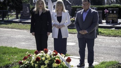 PRENOSE ZAVEŠTANJE DOBROTE I LEPOTE: U Novom Sadu počinju Antićevi dani, položeni venci na grob velikog pesnika (FOTO)