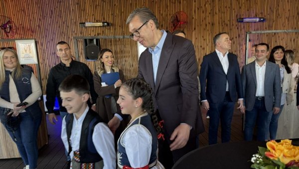 ВУЧИЋ У ПОСЕТИ АРАНЂЕЛОВЦУ: Председник обишао дестилерију у Копљарима и еко насеље Шумадијски Кутак(ФОТО/ВИДЕО)