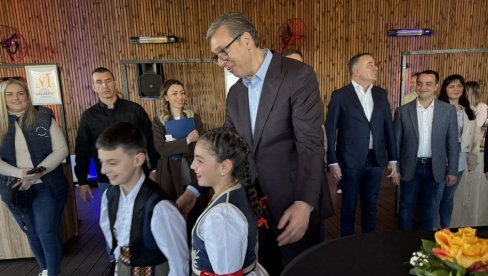 ВУЧИЋ У ПОСЕТИ АРАНЂЕЛОВЦУ: Председник обилази дестилерију у Копљарима (ВИДЕО)