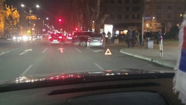 САОБРАЋАЈНА НЕЗГОДА У ЦЕНТРУ БЕОГРАДА: Два аутомобила се сударила, па се закуцала у дрво (ФОТО)