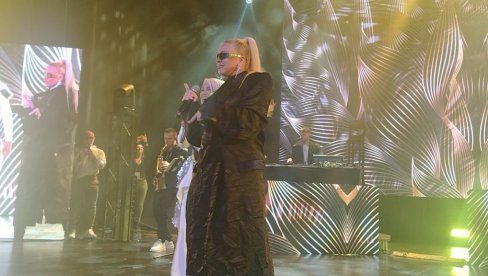 PRVI NASTUP POSLE POROĐAJA: Milica Todorović specijalni gost na koncertu Indire Levak Kolonije (FOTO)