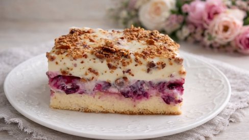 БЕЛЕ ЛЕДЕНЕ КОЦКЕ СА ВИШЊАМА: Кремасти колач који се топи у устима