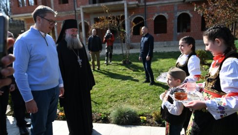 ВУЧИЋ У МАНАСТИРУ ПИНОСАВА:  Србија наша породица - желимо пуну трпезу за свачијим породичним столом (ВИДЕО)