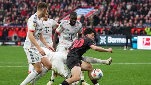 KAKAV HAOS U NEMAČKOM DERBIJU! Kartoni, poništeni golovi i Bajern koji spašava goli život sa devetoricom (VIDEO)