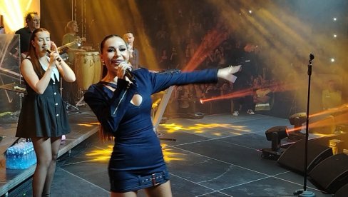 МУЗИЧКА НОЋ КОЈА ЋЕ СЕ ПАМТИТИ: Цеца Ражнатовић песмом одушевила публику у Чачку (ФОТО)