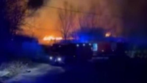 ВЕЛИКИ ПОЖАР НА НОВОМ БЕОГРАДУ: Све је изгорело, кров пао (ВИДЕО)