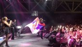 АТМОСФЕРУ ДОВЕДЕЛА ДО УСИЈАЊА: Цеца Ражнатовић се огрнула српском заставом на концерту у Чачку (ФОТО)