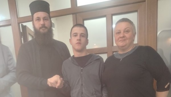 КЊИГУ НАПИСАО ПАЛЦЕМ ЛЕВЕ РУКЕ: Церебрално парализовани Урош Јоксимовић (20) из Берана у Богу и молитви налази смисао и утеху