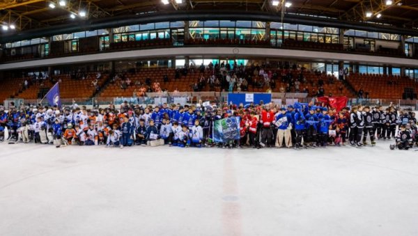 НА „ВОША ОПЕНУ“ ВИШЕ ОД 350 МАЛИШАНА : У Новом Саду одржан међународни турнир у хокеју на леду за децу