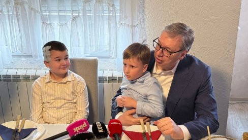 ВУЧИЋ У БАЈИНОЈ БАШТИ Председник Србије у посети породици Кнежевић: Ти си ми најважнији на свету данас