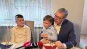 VUČIĆ U BAJINOJ BAŠTI Predsednik Srbije u poseti porodici Knežević: Ti si mi najvažniji na svetu danas