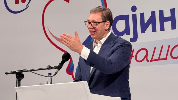 ВУЧИЋ У БАЈИНОЈ БАШТИ: Вучић говори на митингу у пуној сали - Иза нас је само Србија