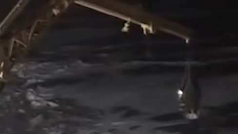 ДВОЈЕ НЕМАЦА СПАСЕНО НАКОН СОС ПОЗИВА: Остали заглављени на леденим санкама у Балтичком мору (ВИДЕО)