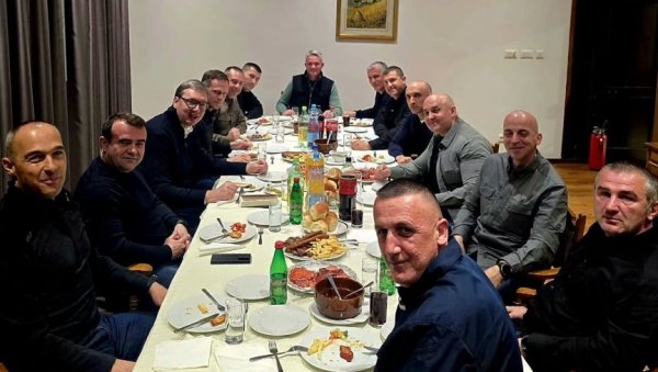 ВУЧИЋ СА ПРИПАДНИЦИМА КОБРИ: Хвала на посвећености