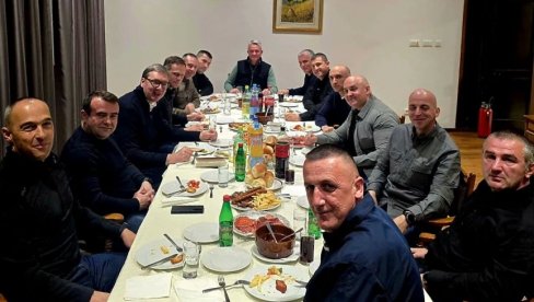 VUČIĆ SA PRIPADNICIMA KOBRI: Hvala na posvećenosti